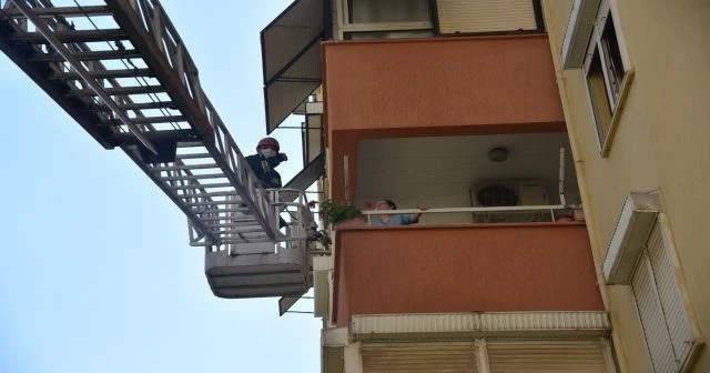 Balkonda mahsur kalan yaşlı kadınla kızını itfaiye kurtardı