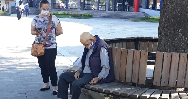 Bankta oturan yaşlı adam kalp krizi geçirdi