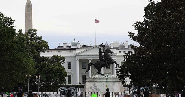 Beyaz Saray&#039;ın önündeki Andrew Jackson heykeli göstericiler tarafından yıkılmak istendi