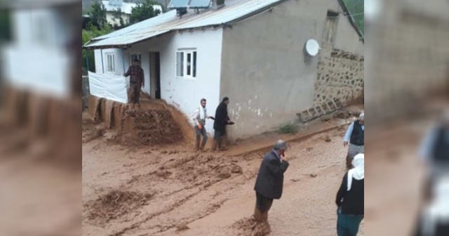 Bingöl’ü depremin ardından sel vurdu