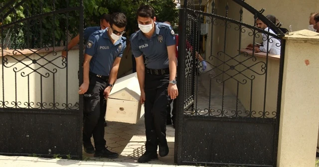 Boşanma aşamasındaki eşinin boğazını kesti