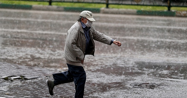 Bursa’da aniden bastıran yağmur hayatı olumsuz etkiledi