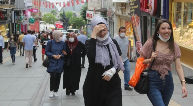 Büyükler söz dinledi, gençler oralı bile değil