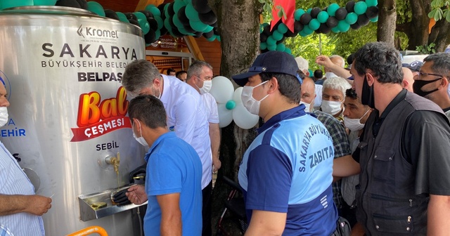 Ücretsiz bal ve süt akınca, vatandaş birbirleriyle yarıştı