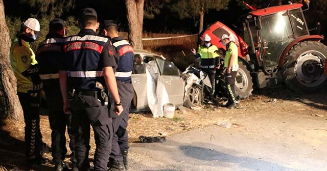 Denizli&#039;de otomobil park halindeki traktöre çarptı: 2 ölü