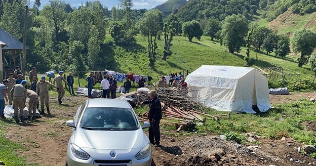 Depremde ağır hasar alan köyde çadırlar kuruluyor