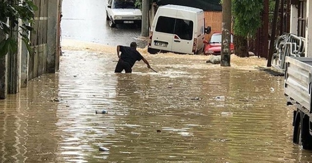 Dereler taştı, evleri su bastı! Bu kez İzmir&#039;i vurdu