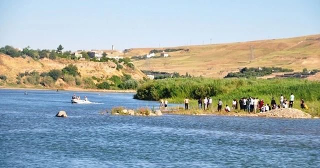 Dicle Nehri'ne giren 2 kardeşten biri öldü, diğeri kayboldu