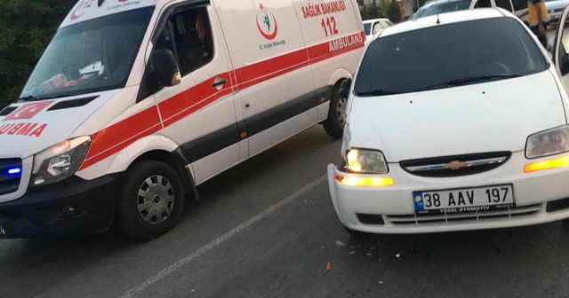 Direksiyon hakimiyeti kaybolan araç ambulansa çarptı