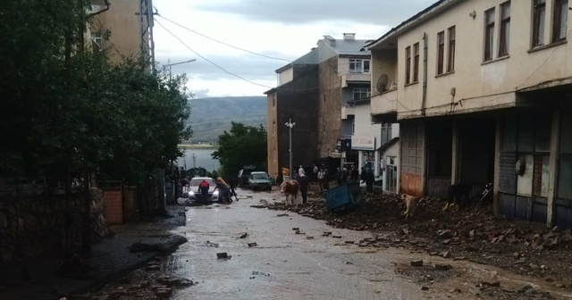 Dolu yağışı sele dönüştü, sokaklarda parke taşları söküldü