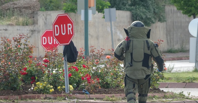 Dur tabelasına asılı çanta polisi alarma geçirdi