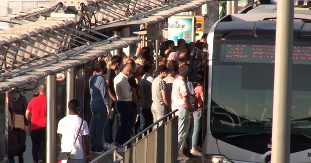 Duraklarda sosyal mesafesiz riskli metrobüs bekleyişi