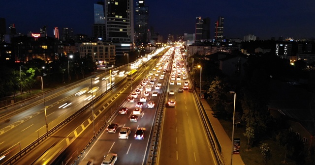 E-5 karayolunda yoğun trafik havadan görüntülendi