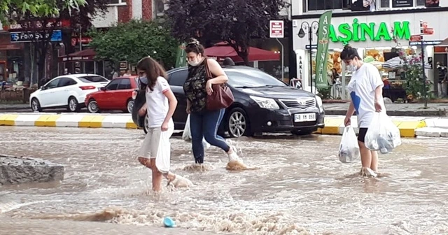 Edirne bir anda bastıran yağmura teslim oldu