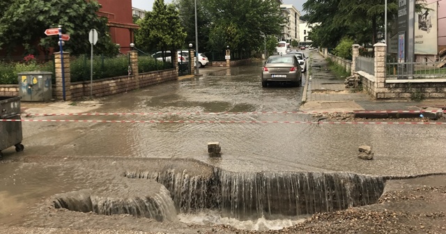 Edirne&#039;de sağanak nedeniyle yol çöktü