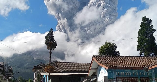 Endonezya’da yanardağda patlama