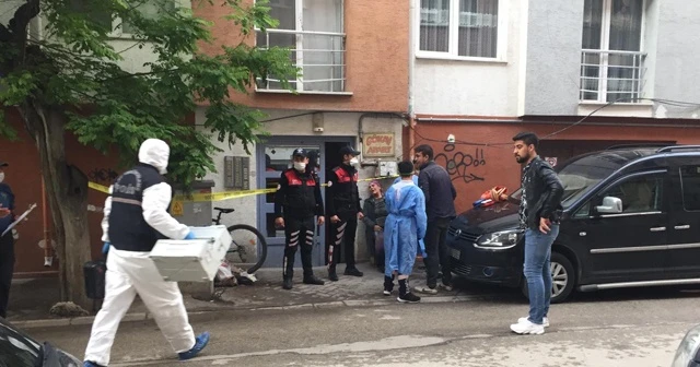 Erkek arkadaşını göğsünden bıçaklayarak öldürdü