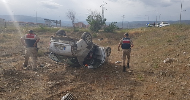 Erzincan&#039;da şarampole devrilen otomobilde 3 kişi yaralandı