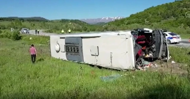 Erzincan&#039;da yolcu otobüsü devrildi