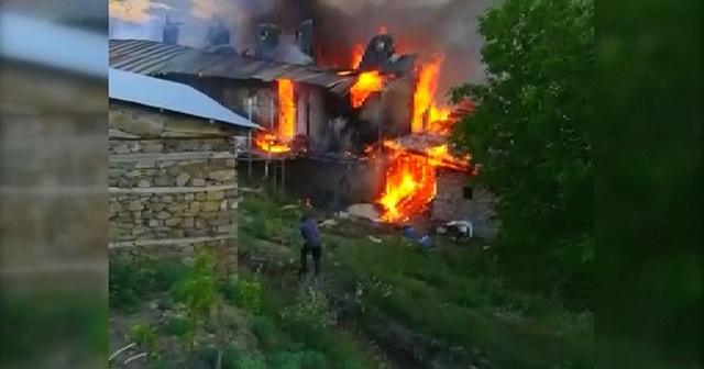 Erzincan&#039;daki yangında 5 ev, 5 ahır ve samanlıklar yanarak kül oldu