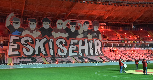 Eskişehirspor taraftarından maskeli kareografi