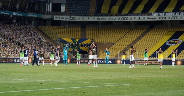 Fenerbahçeli futbolcular maç sonu tribünleri alkışladı
