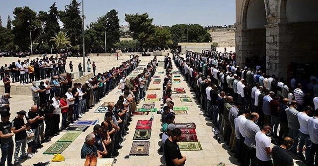 Filistin'de cuma namazı yeniden askıya alındı
