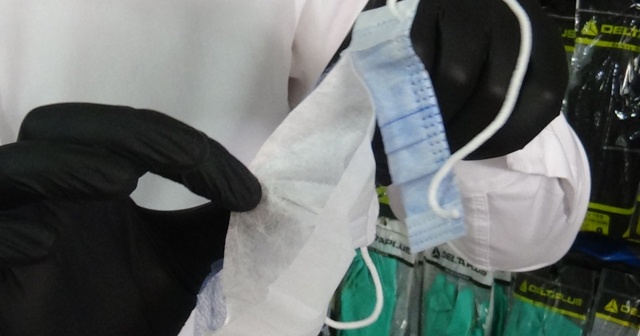 Fırsatçılar tek katlı tıbbi maskeleri 3 katlı olarak piyasa sürüyor