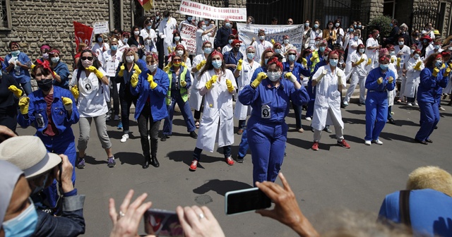 Fransa’da sağlık çalışanlarından “danslı” protesto