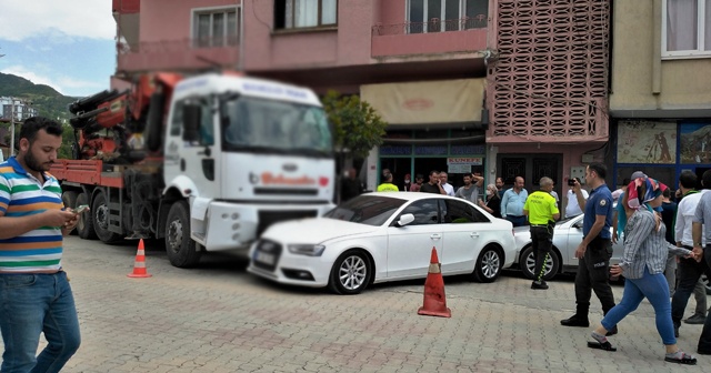 Freni boşalan iş makinesi dehşet saçtı