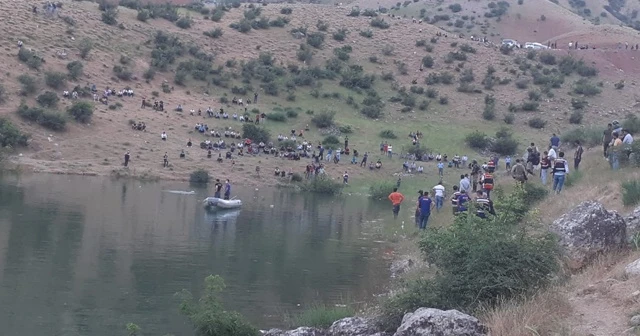 Girdiği çayda akıntıya kapılan genç kayboldu