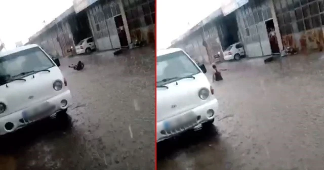 Göle dönen yolda yüzerek eğlendi