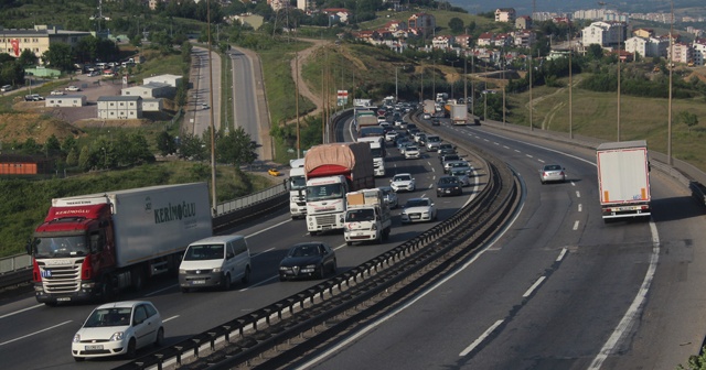 Hafta sonunu tatil yaparak değerlendiren tatilcilerin dönüşü TEM’i kilitledi