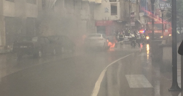 Hatay&#039;da seyir halindeki araç alev alev yandı