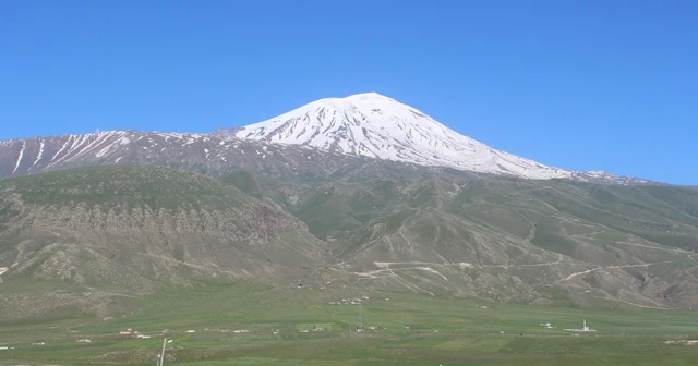 Havaların ısınmasıyla birlikte Ağrı Dağının yüksek kesimlerinde bulunan karlar erimeye başladı