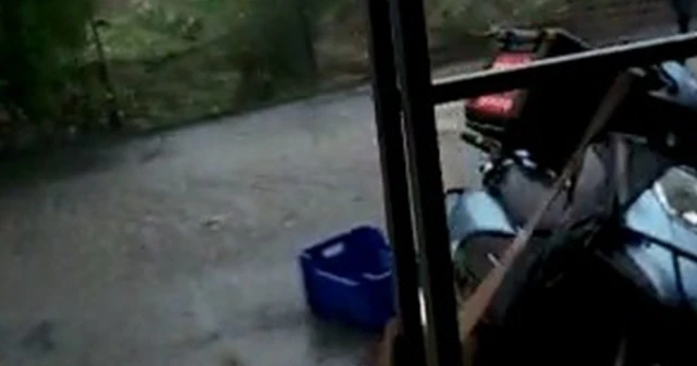 Hortumun motosikleti savurma anı kamerada
