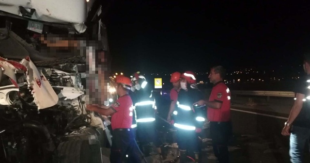 Hurdaya dönen tırda sıkışan sürücü hayatını kaybetti