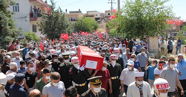 İdlib şehidi &#039;Kahrolsun PKK&#039; sloganları ile son yolculuğuna uğurlandı