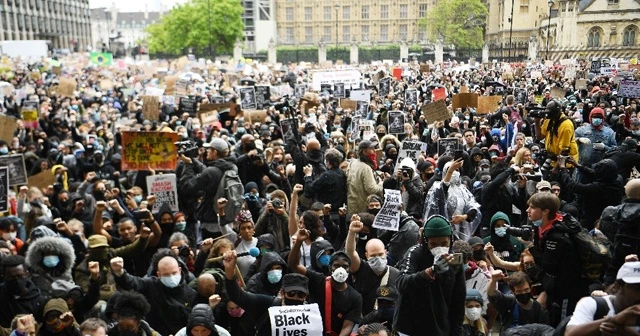 İngiltere’de binlerce kişi Floyd cinayetini protesto etti