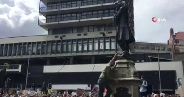 İngiltere’de protestocular köle tüccarının heykelini yıktı