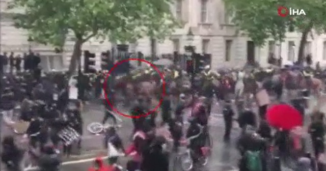 İngiltere’deki protestolarda polis attan düştü