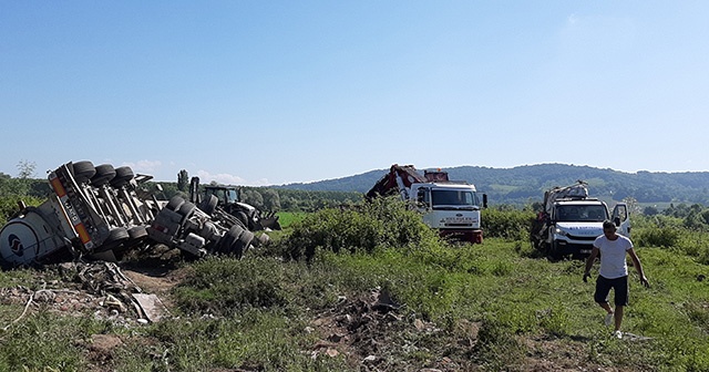 İşçi servisi ile beton mikseri çarpıştı