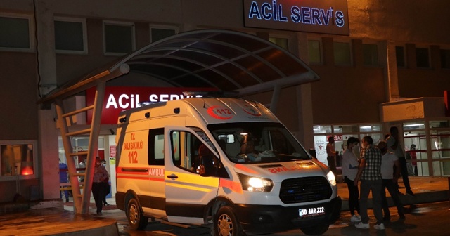 İşçi servisi ile otomobil çarpıştı: 9 yaralı