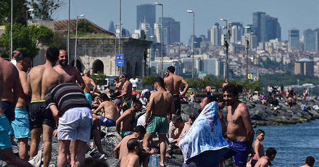 İstanbul Boğazı’nda sosyal mesafesiz kalabalık