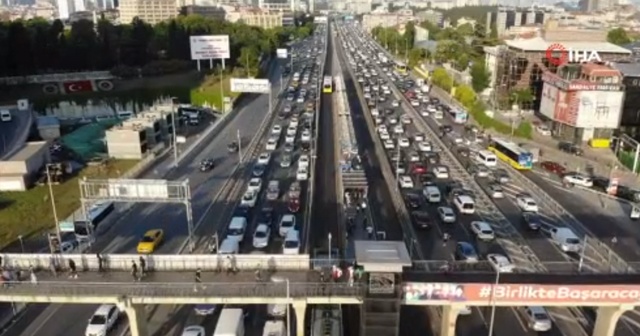 İstanbul’da akşam saatlerinde trafik yoğunluğu oluştu