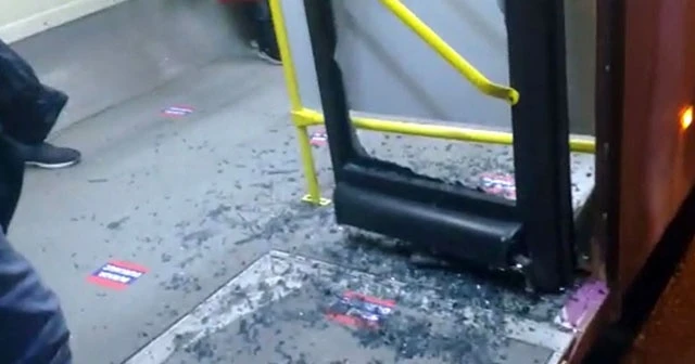 İstanbul’da “geç geldi” diye otobüsün camını kırdılar