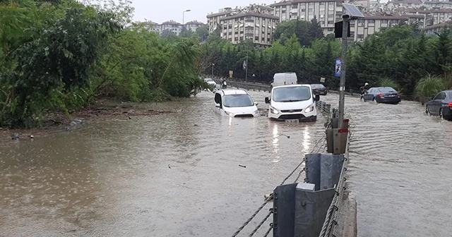 İstanbul’da göle dönen yolda araçlar mahsur kaldı