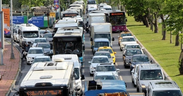 İstanbul&#039;da normalleşmenin ilk günü trafik yoğunluğu ile başladı