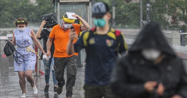 İstanbul&#039;da sağanak yağış etkili oldu