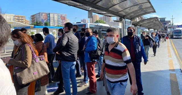 İstanbul’da toplu taşıma araçlarında ve duraklarda dikkat çeken yoğunluk
